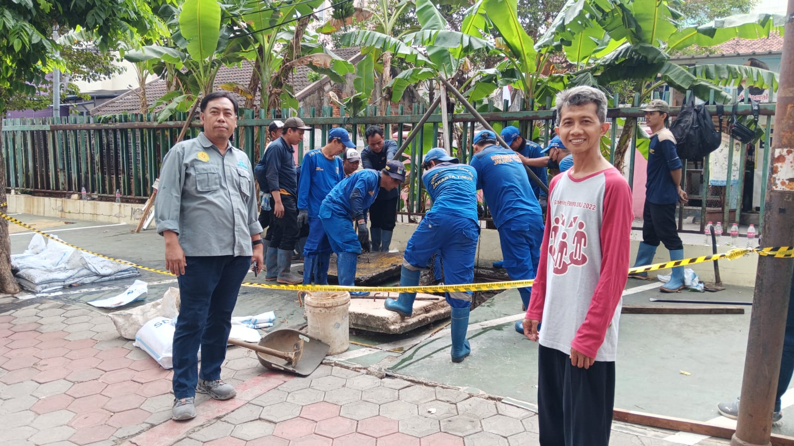 UNJ Together with the DKI Provincial Government and Residents Clean the Campus Culverts and Surrounding Environment